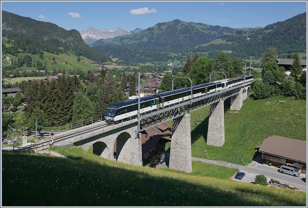 Der MOB GoldenPass Panoramic Express PE 2115 dem Weg nach Monteux auf dem 109 Meter langen Grubenbach Viadukt bei Gstaad.

2. Juni 2020