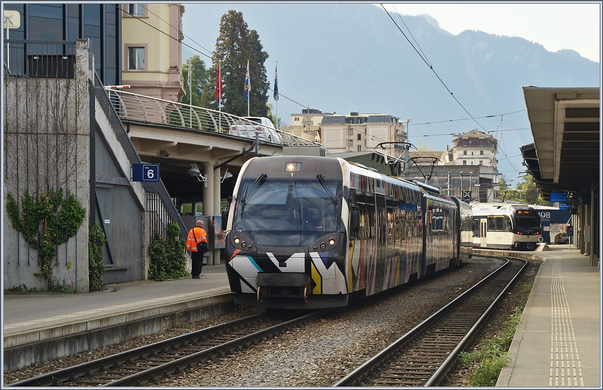 Der MOB  Lenkerpendel  bestehend aus ABt 341, Be 4/4 5001 und Bt 241, von Sara Morris für das 2017, www.elevation1049.org als  Monarch gestaltet, in Montreux.

25. April 2020