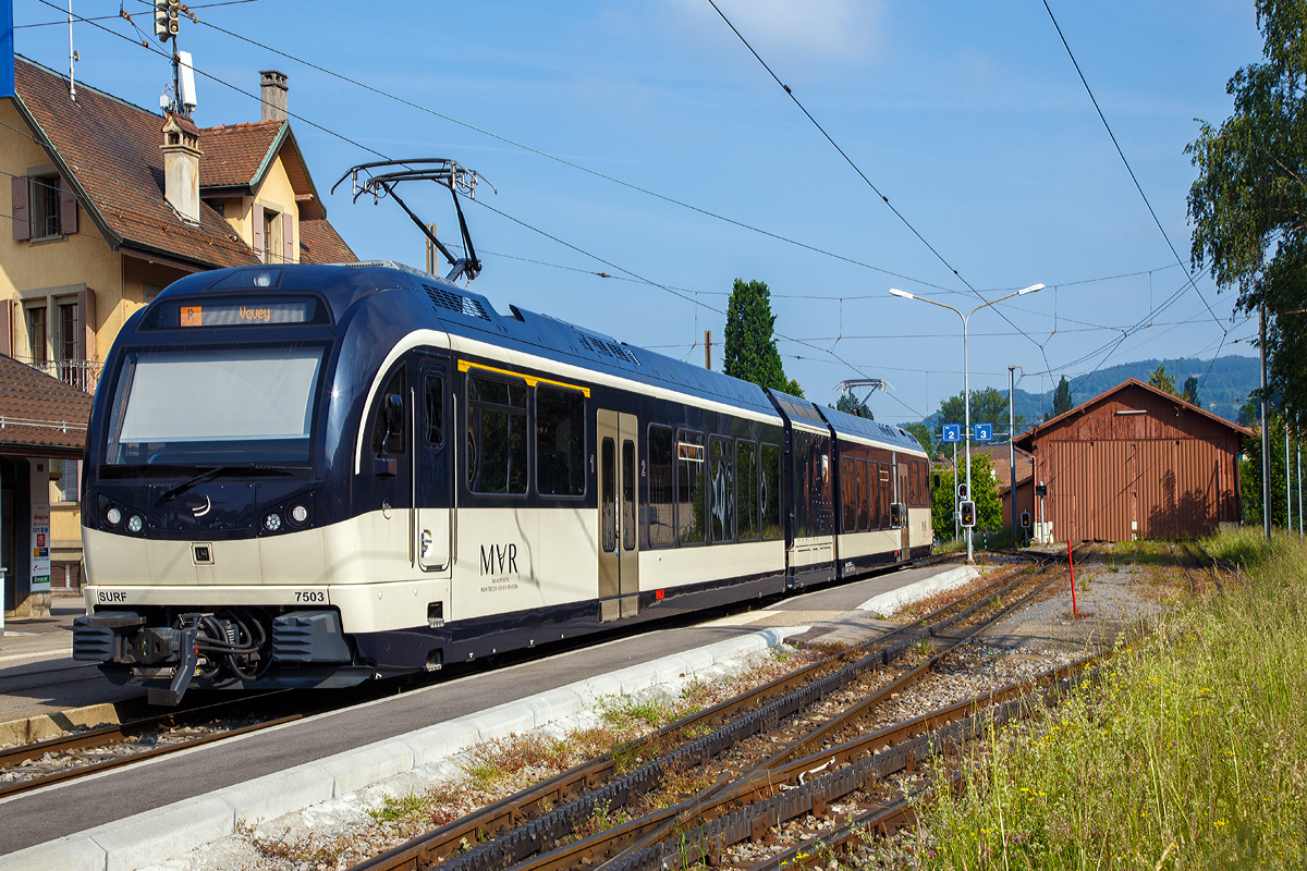 Der MVR SURF 7503  Blonay-Chamby , ein Triebwagen für gemischten Adhäsions- und Zahnradbetrieb vom Typ Stadler SURF ABeh 2/6, am 19.05.2018 als Regionalzug nach Vevey beim Halt in Blonay.