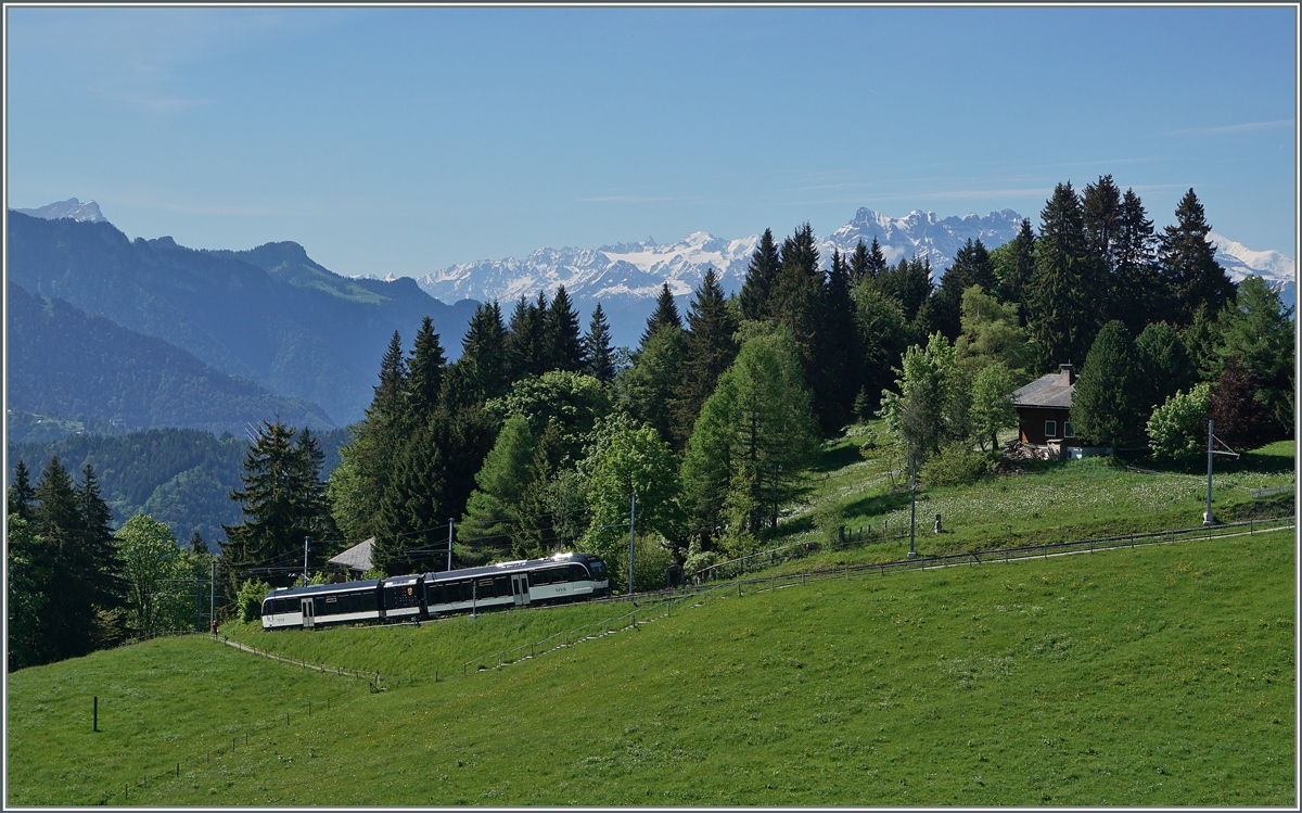 Der MVR SURF GTW ABeh 2/6 7502  Blonay  kurz vor der Gipfelstation Les Pléiades.
10. Juni 2016