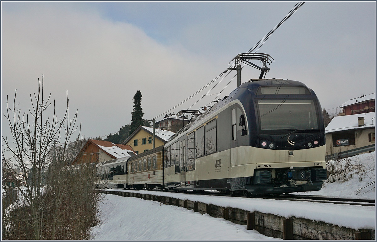 Der neue MOB  Alpina  ABe 4/4 9303 (mit Zwischenwagen und Be 4/4 9203) bei Planchamp.
23.01.2017