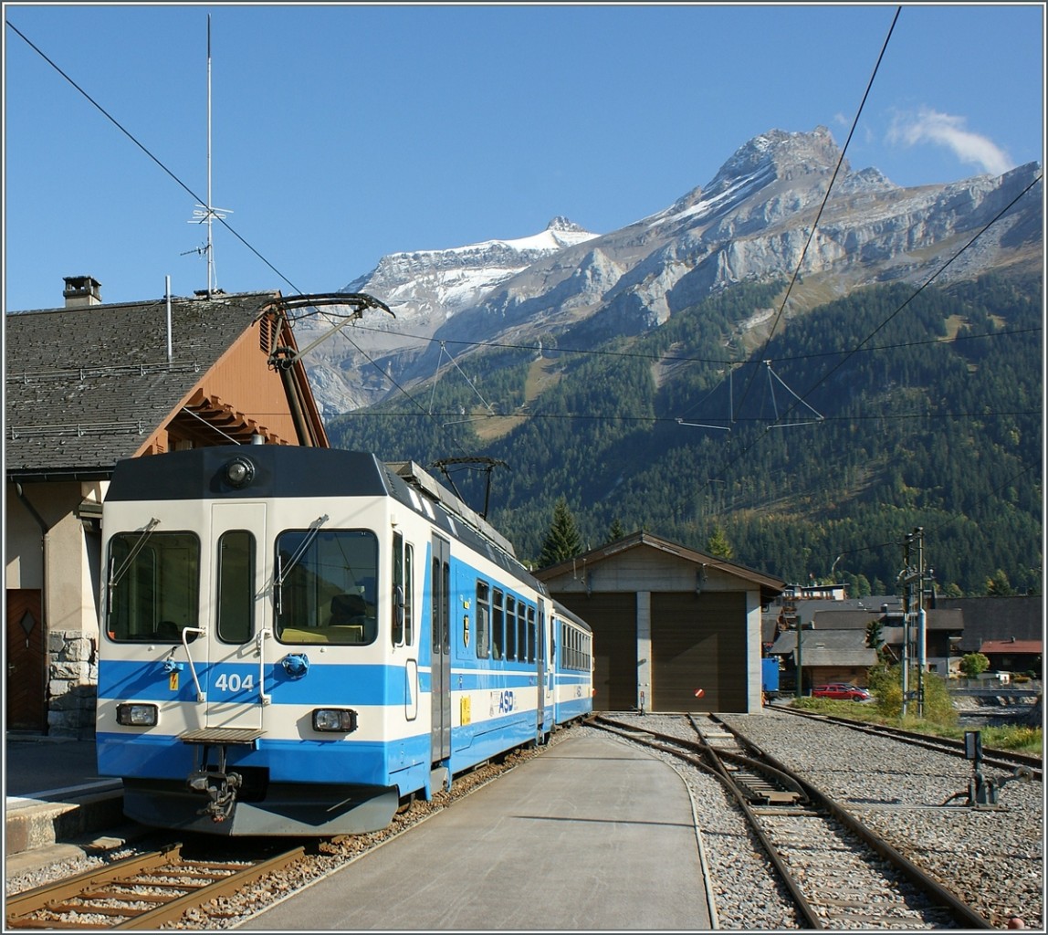 Der noch traditionell blaue ASD BDe 4/4 404 wartet mit seinem Bt in Les Diablerets auf die Abfahrt nach Aigle.
1. Okt. 2008