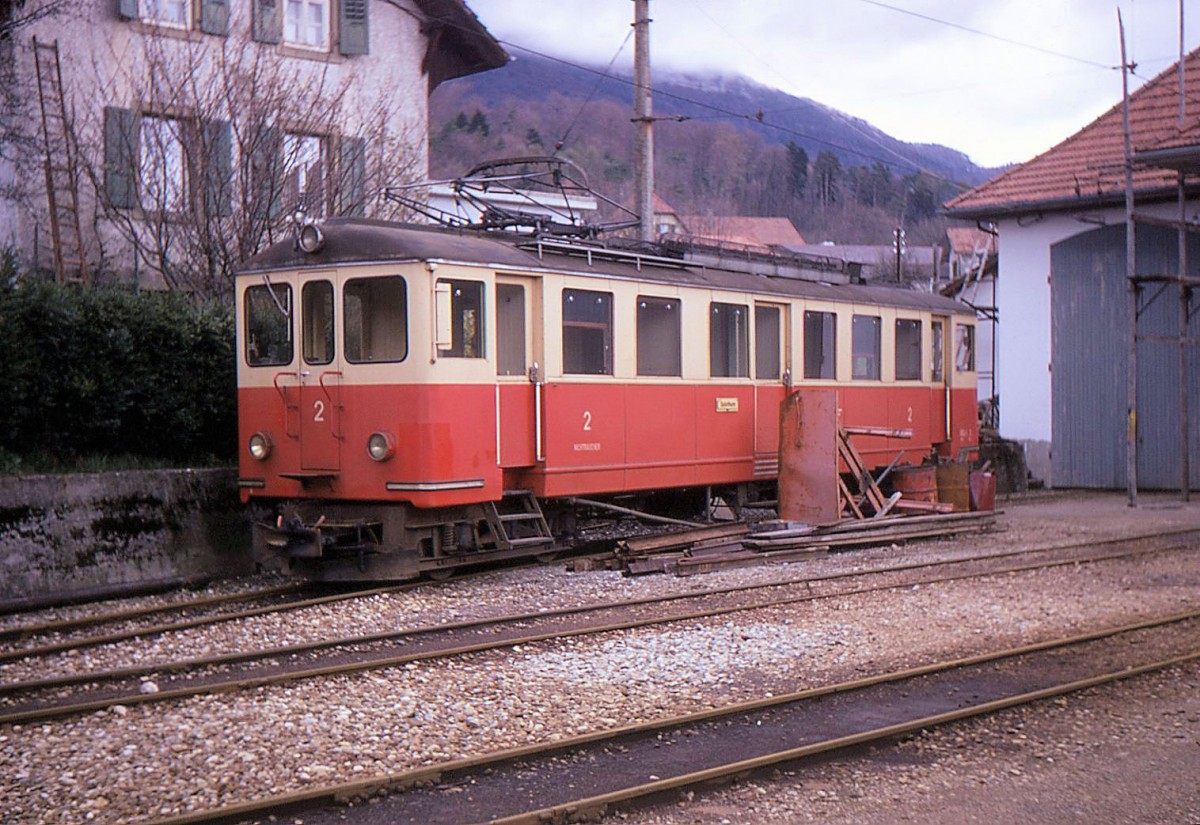 Der OJB-Triebwagen 2 (ehemals SNB-Triebwagen 3, gebaut 1920, neue F�hrerst�nde 1961, Abbruch 1973) in Wiedlisbach SNB. 26.April 1970.