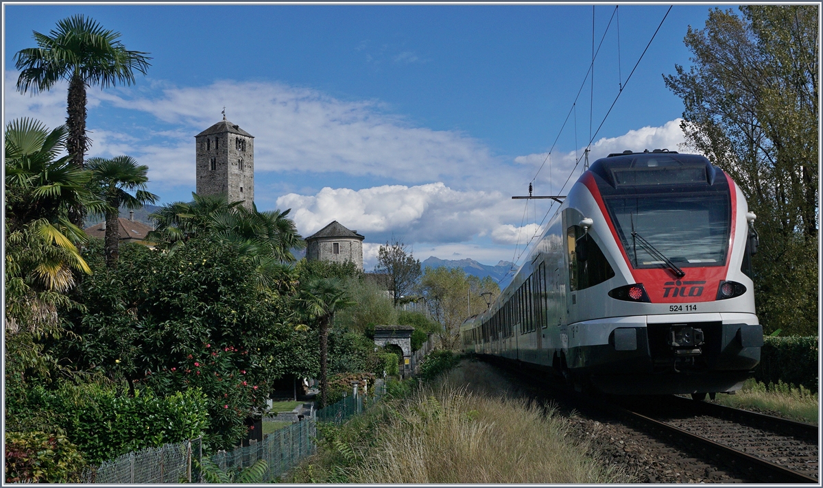 Der RABe 524 114 hat Locaro Richtung Bellinzona verlassen. 
20. Sept. 2016