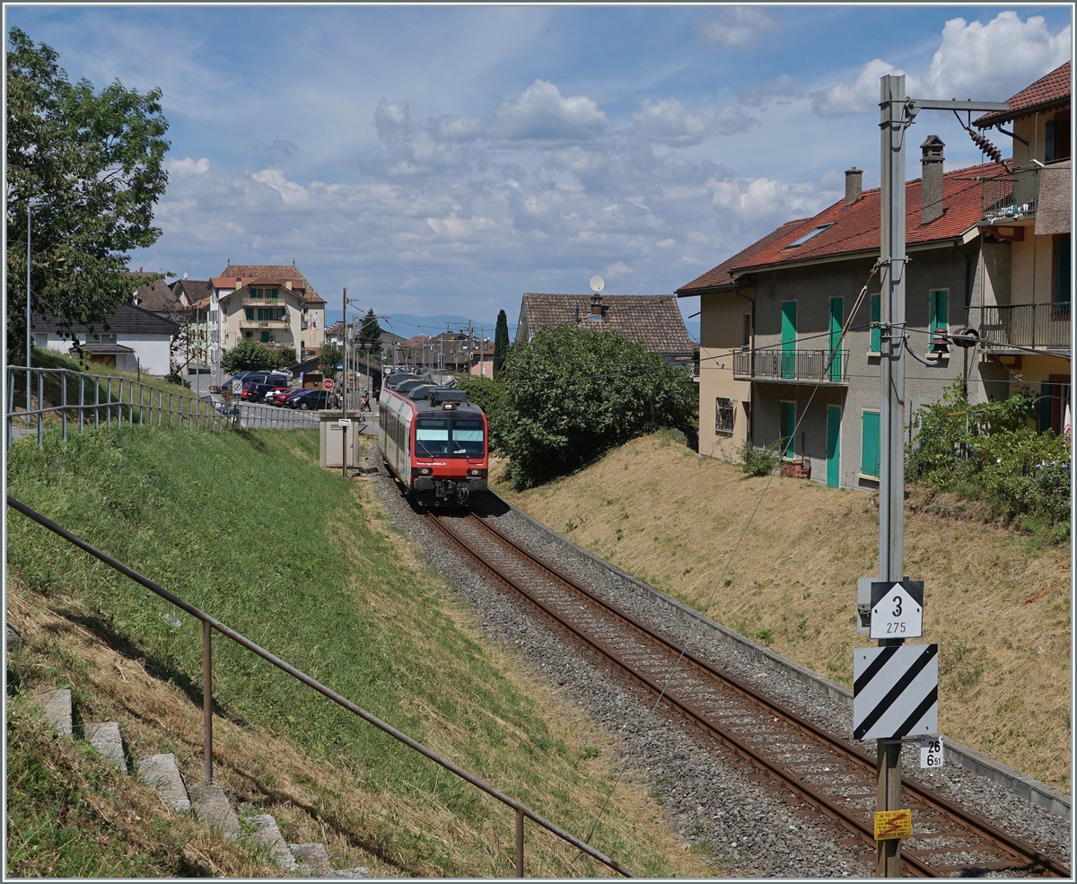 Der RegionAlpes Regionalzug 6116 hat St-Gingolph verlassen und ist nun auf dem weiten Weg nach Brig. Rechts im Bild ist ein Fahrleitungsmast der sogenant  Windschiffenfahrleitung  zu sehen. 

30. Juli 2022