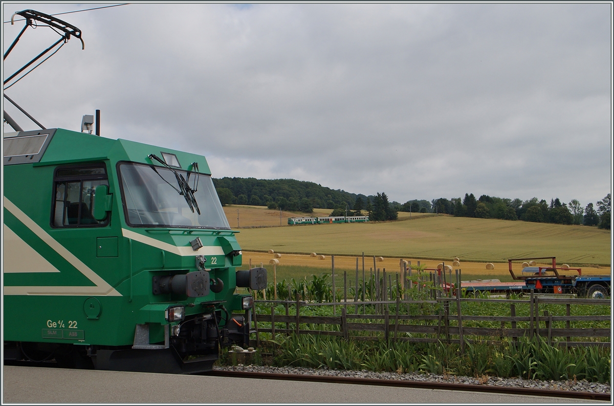 Der Regionalzug im Hintergrund wird in wenigen Minuten die in Yens wartende BAM Ge 4/4 N° 22 kreuzen.
3. Juli 2014