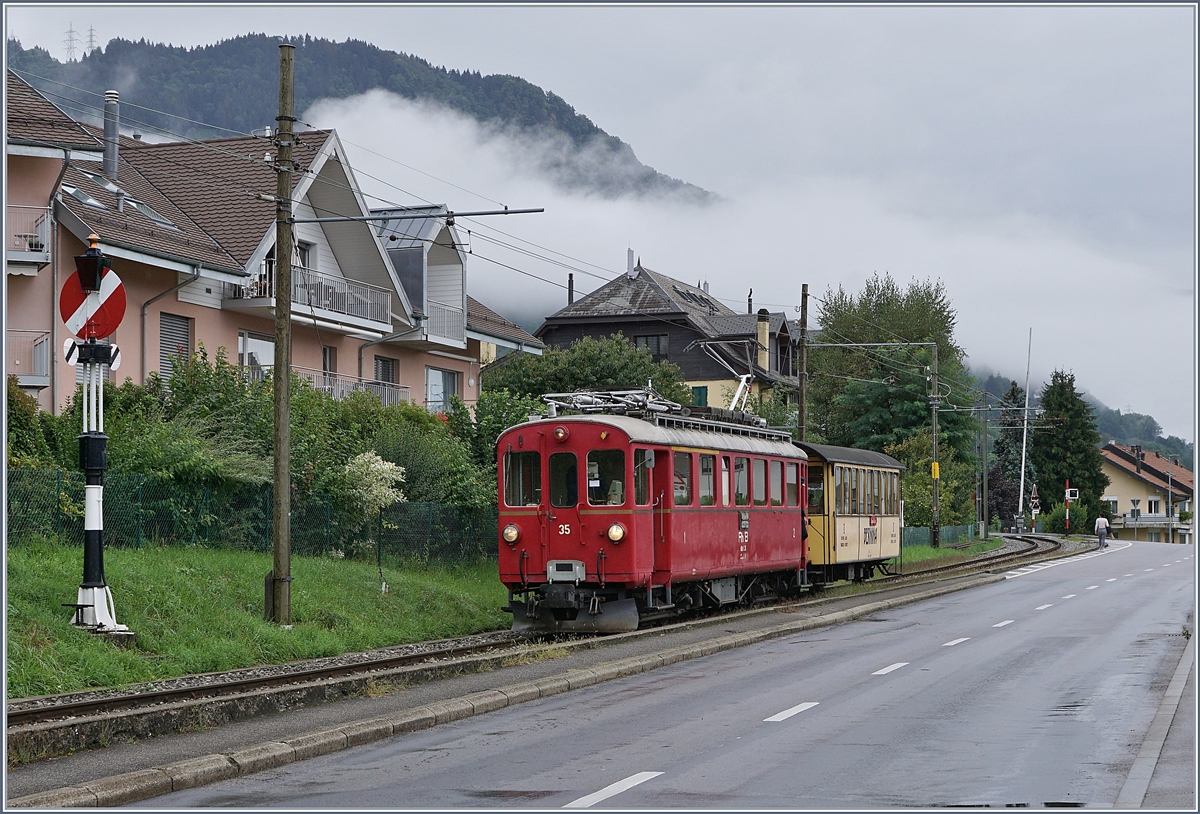Der RhB ABe 4/4 I N° 35 erreicht mit dem  Bernina Bahn  As 2 als Riviera Belle Epoque Express von Chaulin nach Vevey unterwegs den Bahnhof von Blonay. 

30. August 2020  