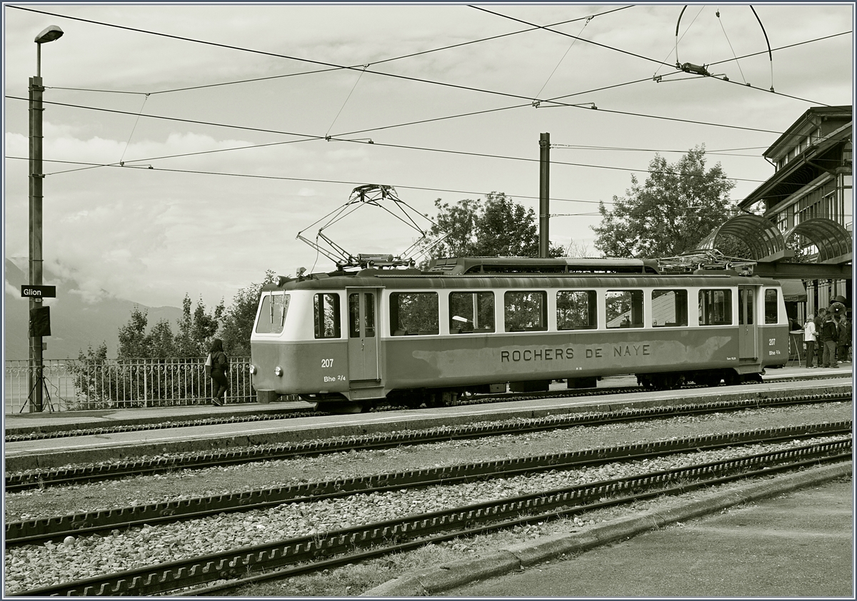 Der Rochers de Naye Bhe 2/4 207 bei der Fahrzeugparade 125 Jahre Rochers de Naye als S/W Version.
16. Sept. 2017