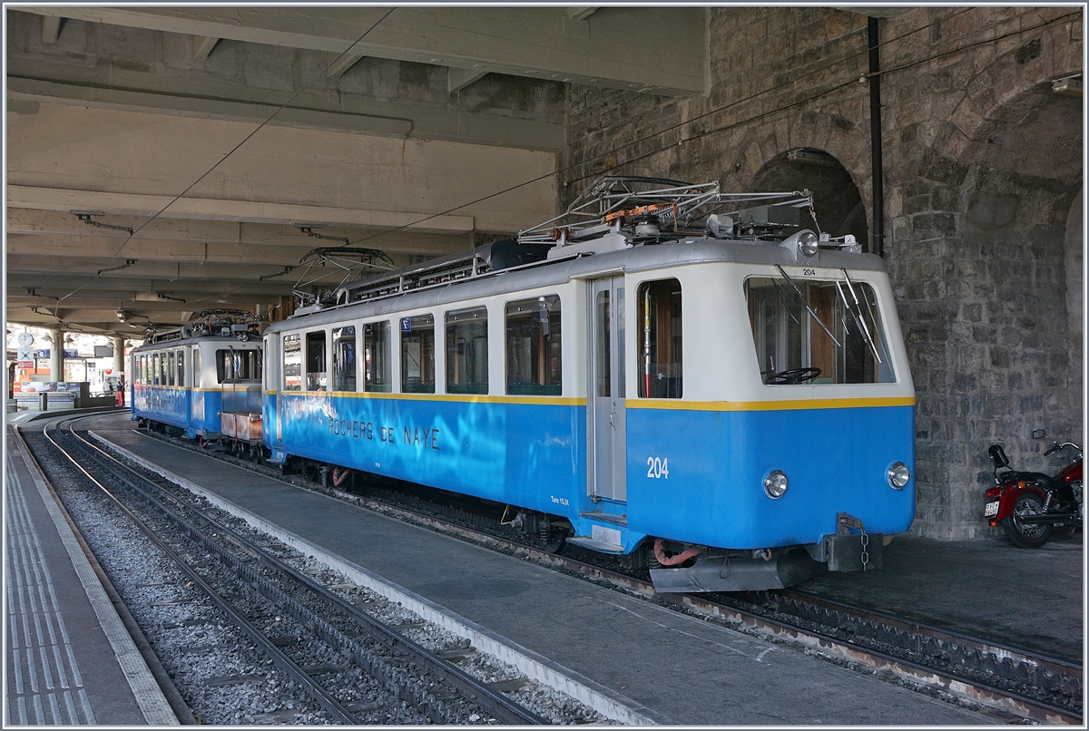 Der Rochers de Naye Bhe 2/4 204 und ein weiterer in Montreux. 

3. Aug. 2018