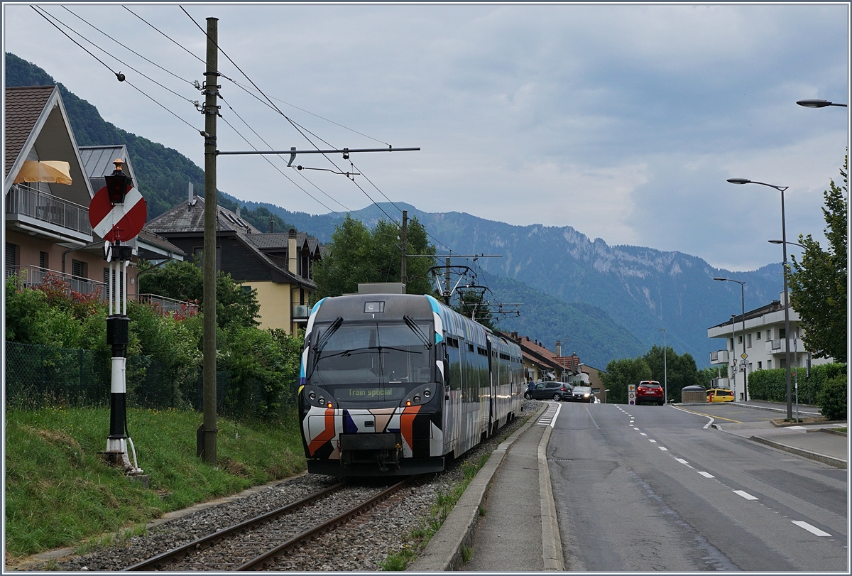 Der von Sarah Morris gestaltete Lenkerpendel  Monarch , bestehend aus ABt 341, Be 4/4 5001 und Bt 241 bei seiner Weiterfahrt in Blonay Richtung Chamby.
Blonay, den 26. Juni 2017