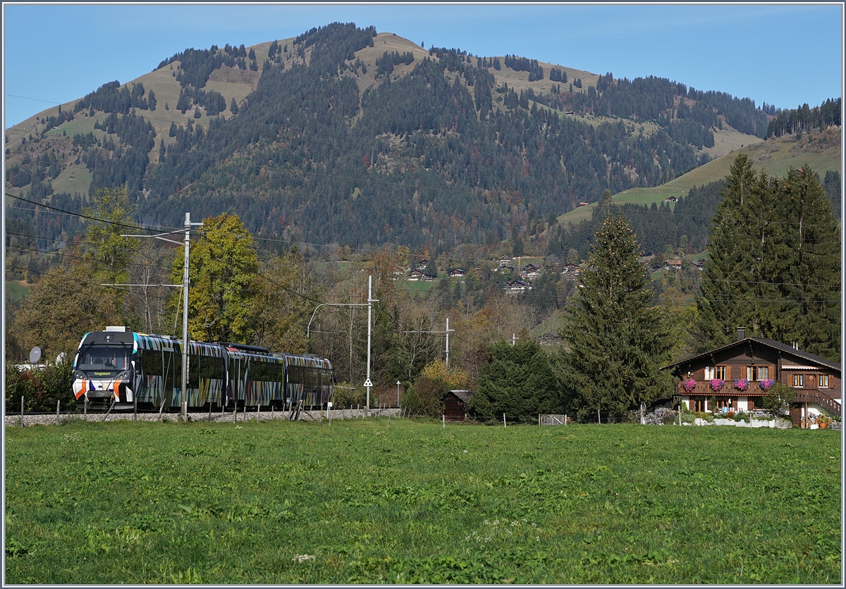 Der von Sarah Morris gestaltete Lenkerpendel  Monarch , bestehend aus ABt 341, Be 4/4 5001 und Bt 241, unterwegs als Regionalzug 2418 von Rougemont in die Lenk zwischen Saanen und Gstaad.
10. Okt. 2017