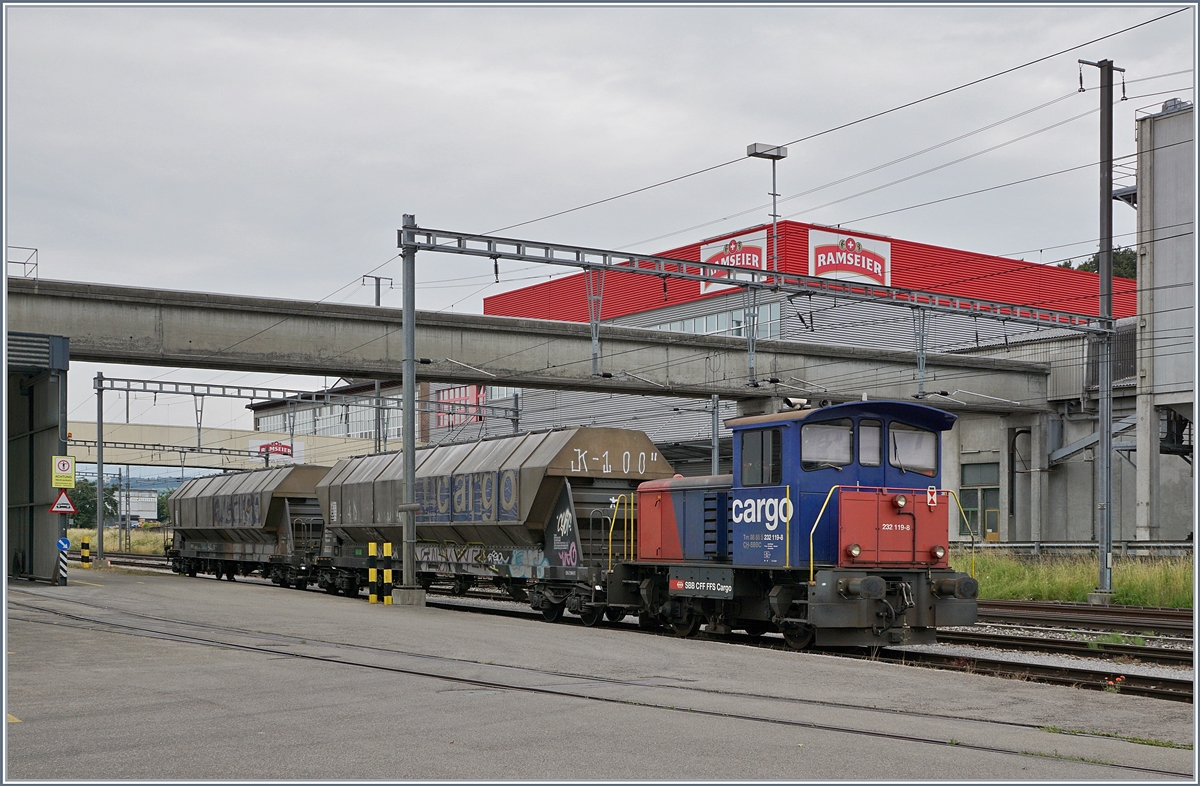 Der SBB Cargo Tm 232 119-8 wartet mit zwei Getreidesilowagen in Sursee auf seinen nächsten Einsatz. 

24. Juni 2018
