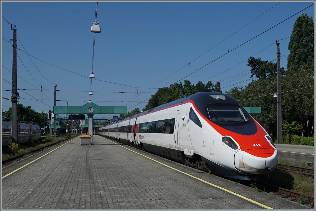 Der SBB ETR 610 005 verlässt als EC von Zürich nach München den Bahnhof von Bregenz.

14. August 2021