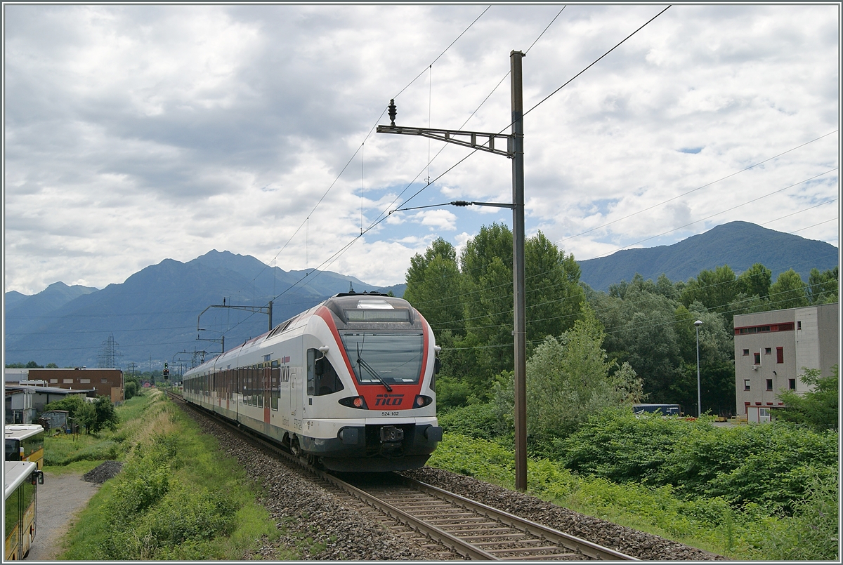 Der SBB FFS RABe 524 102 auf der Fahrt in Richtung Bellinzona hat den Halt Riazzino verlassen. Im Hintergrund ist der alte Bahnhof und heutige Kreuzungsstation zu erkennen.

Zur Zeit wird die Strecke auf Teilabschnitten mit einem zweiten Gleis ausgestattet. 

21. Juni 2015