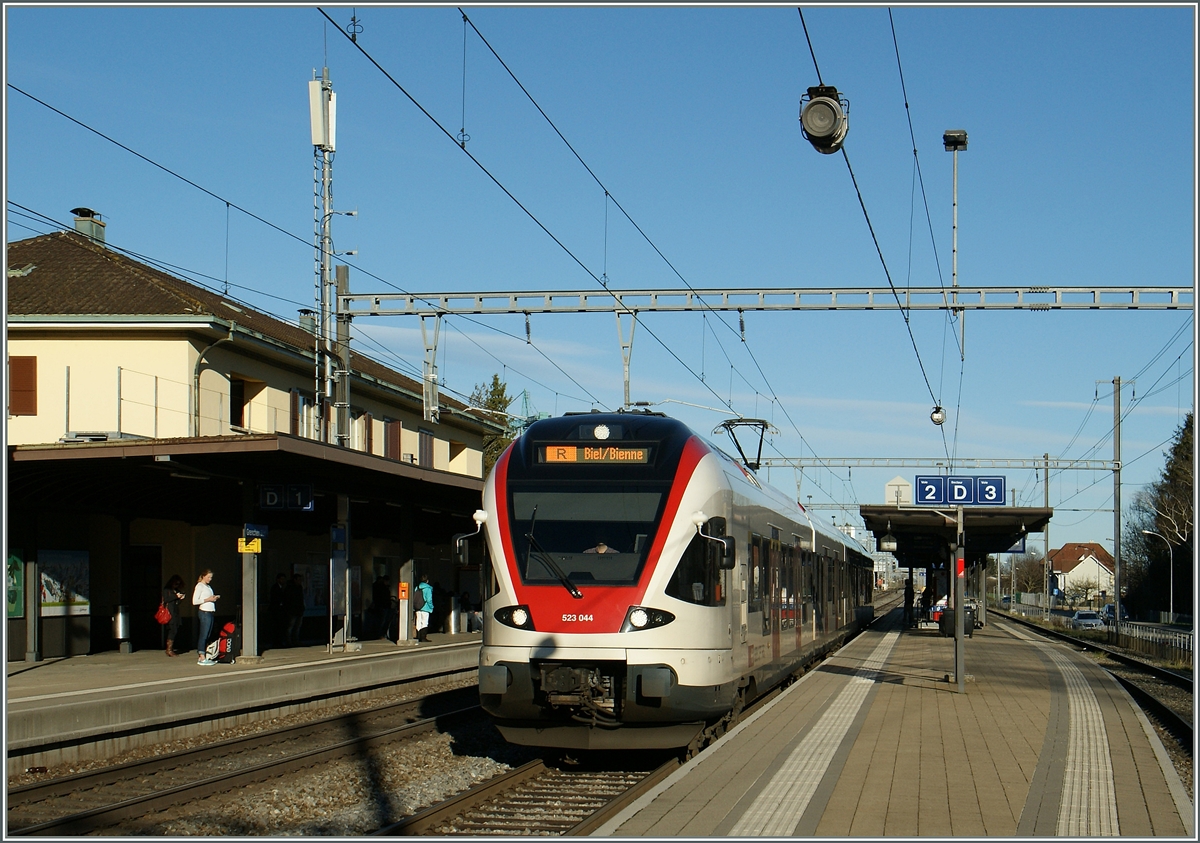 Der SBB Flirt 523 044 verl�sst als Regionalzug 7826 von Olten kommend den Bahnhof Grenchen S�d Richtung Biel/Bienne.
21. Feb. 2016
