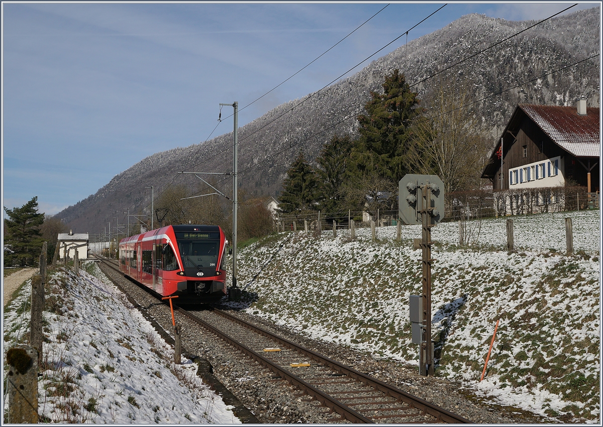 Der SBB GTW RABe 526 286 ist als RE von La Chaux de Fonds nach Biel/Bienne bei La Heutte unterwegs und passiert gleich das Einfahrvorsignal von Reuchenette -Péry.

5. April 2019