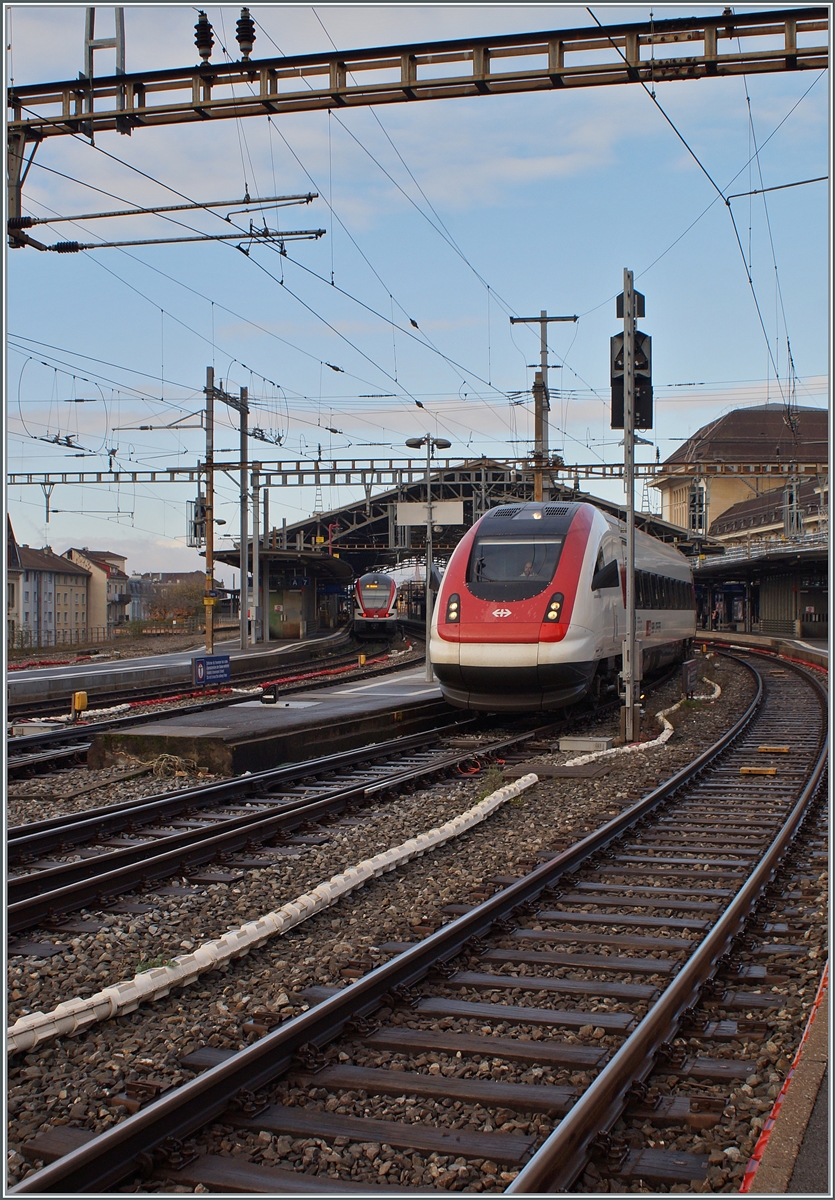 Der SBB ICN RABDe 500 037 ist von Zürich kommend in Lausanne angekommen und wird nun in die Abstellgruppe rangiert. 

20. Dez. 2023