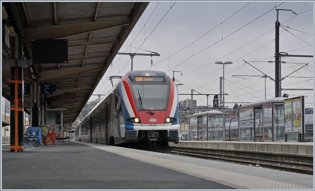 Der SBB LEX RABe 522 232 der mit einem weiteren SBB LEX RABe 522 auf die Rückfahrt nach Coppet wartet.

13. Februar 2020