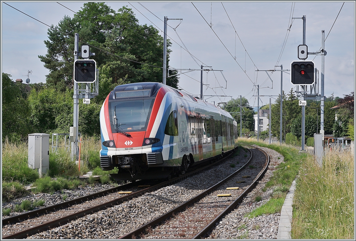 Der SBB LEX RABe 522 230 verlässt Satigny in Richtung La Plaine, 

28. Juni 2021