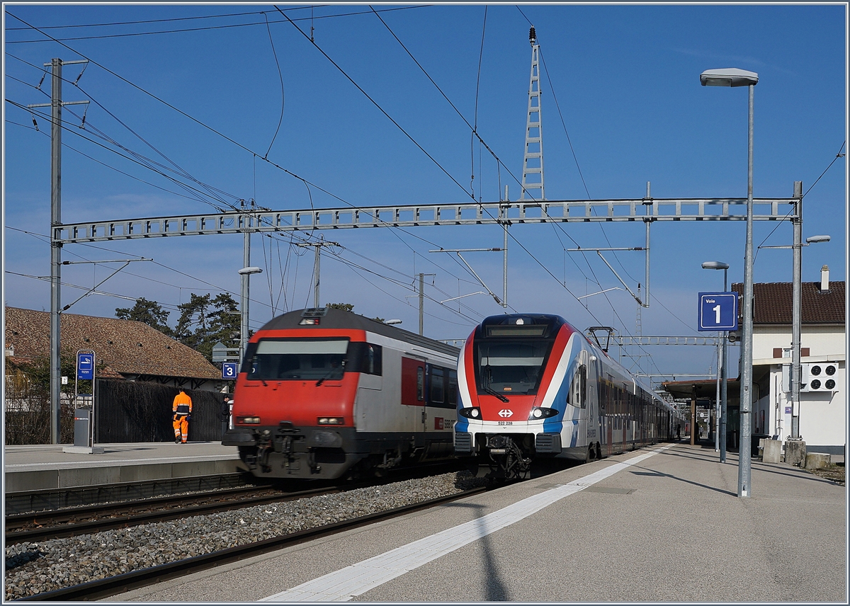 Der SBB LEX RAQBE 522 224 wartet in Coppet auf die Abfahrt in Richtung Gen�ve, w�hrend auf dem Nachbargleis ein IR 15 vorbei f�hrt. 

21. Jan. 2020