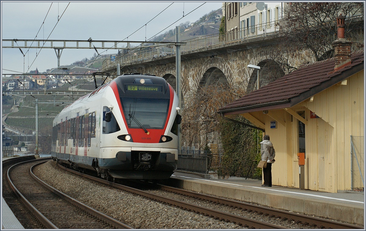 Der SBB RABe 50 020 erreicht den Halt St-Saphorin.
4. März 2017