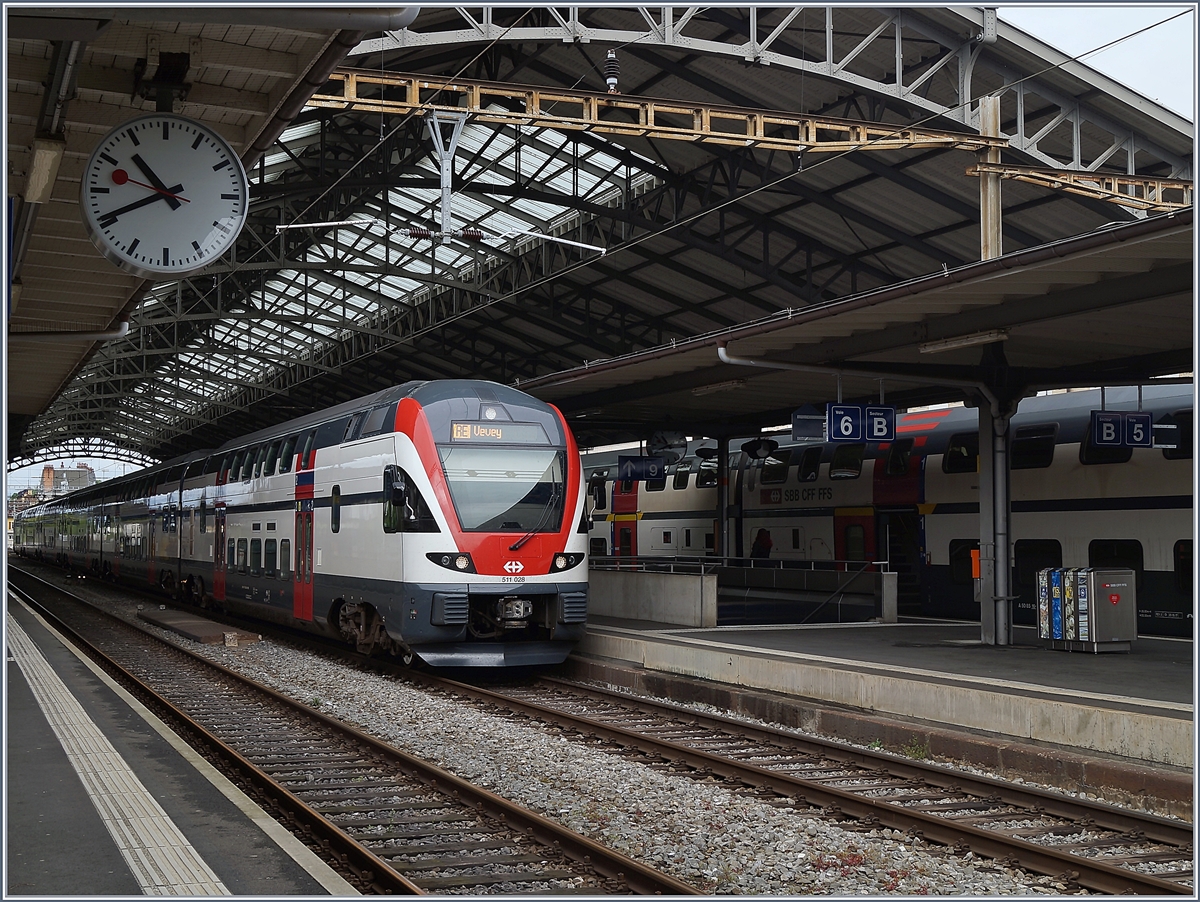 Der SBB RABe 511 028 nach Vevey kurz vor der Abfahrt in Lausanne.

28. April 2020