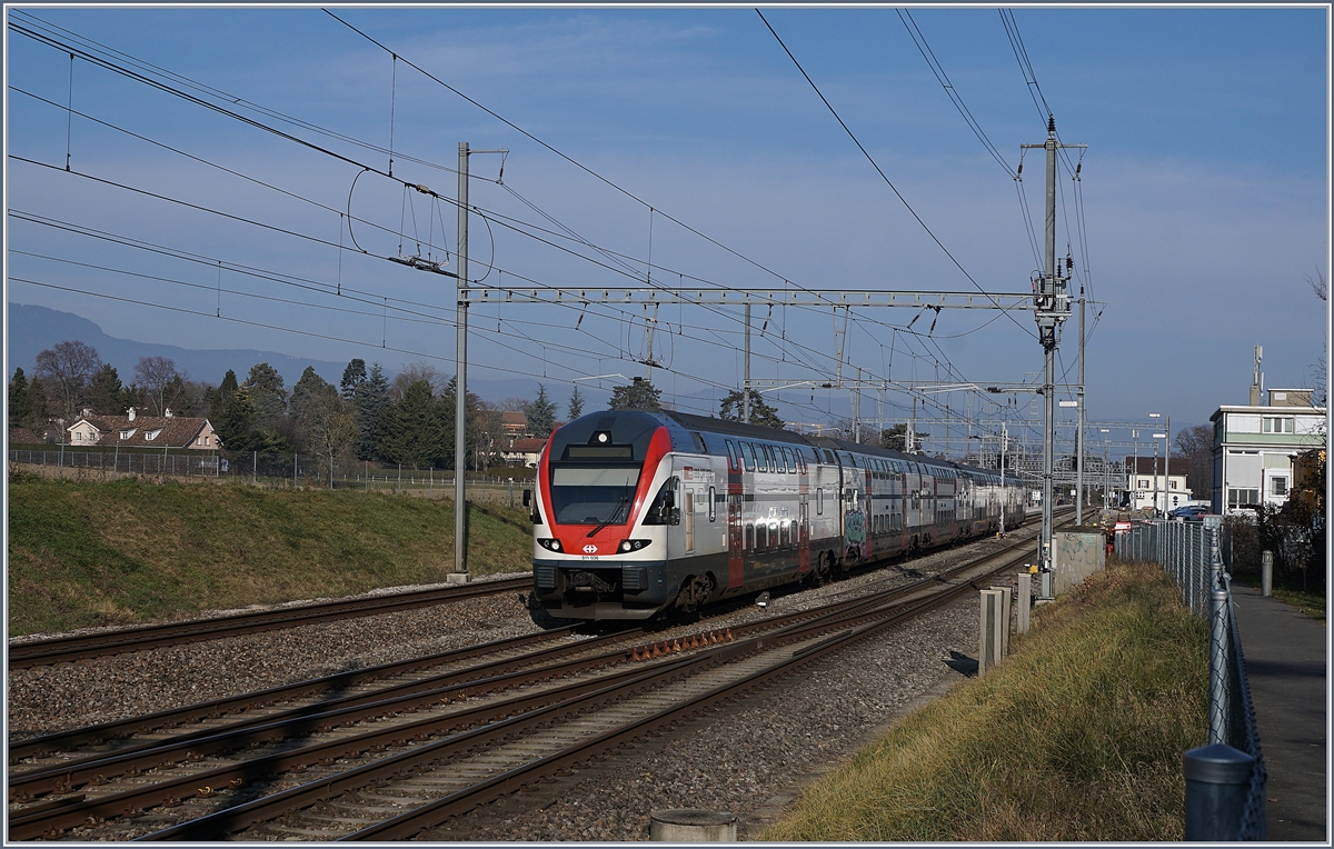 Der SBB RABe 511 036 verlässt nach einem kurzen Halt Coppet als RE in Richtung Annemasse.

21. Jan. 2020