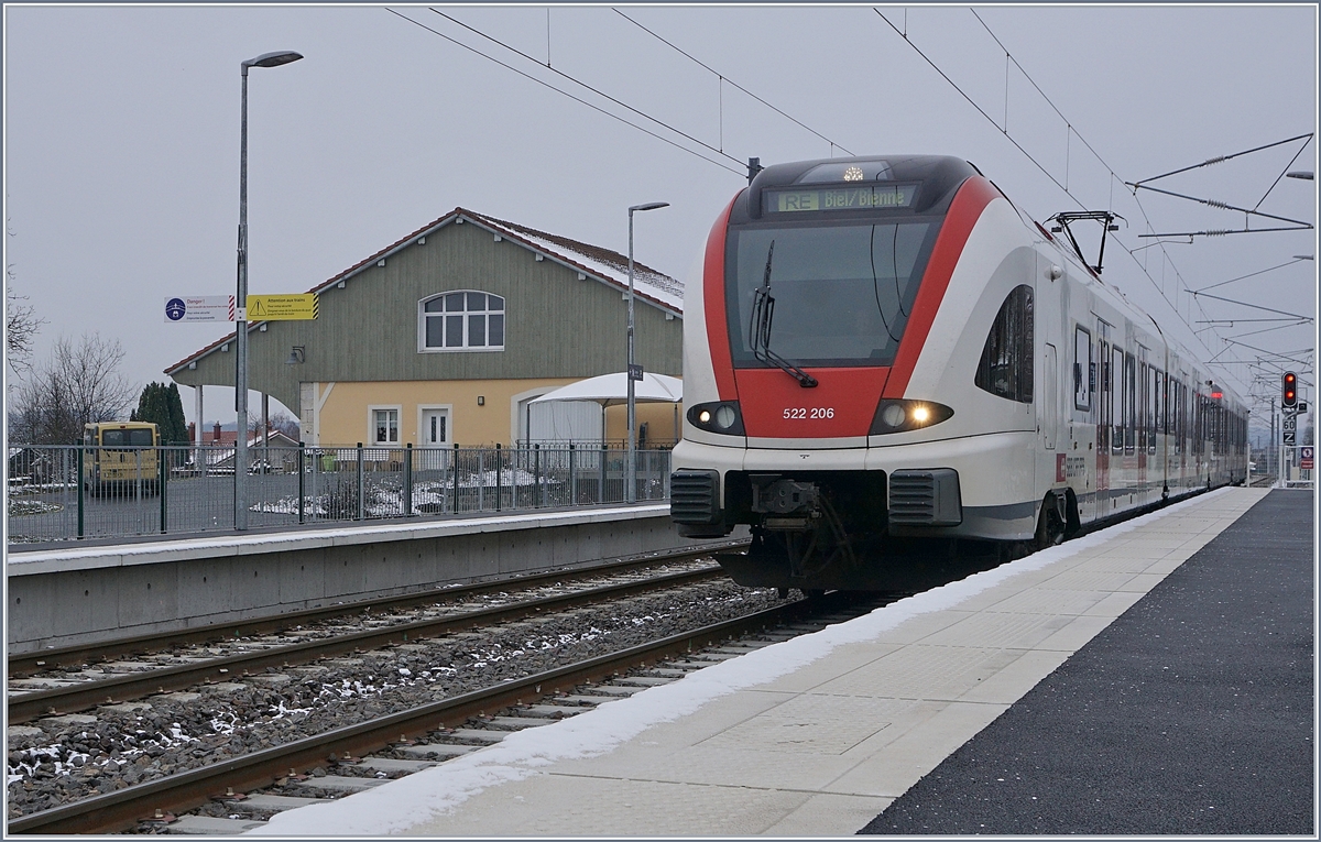 Der SBB RABe 522 206 erreicht als RE 18179 von Meroux TGV nach Biel/Bienne den Bahnhof Grandvillard. Die Strecke Delle - Belfort nach dem Deutsch-Französischem Krieg 1870/71 und dem Verlust des Elsass als wichtige Verbindung von Frankreich Richtung Süden. Im Laufe der Zeit verlor die Strecke ihre Bedeutung, 1992 verkehrten nur noch zwei Schnellzugpaare Delémont - Belfort mit Anschluss nach Paris und dann wurde die Strecke stillgelegt. 
Durch die Eröffnung der TGV Strecke Rhein-Rohne reifte die Idee, die Strecke wieder in Betrieb zu nehmen. 
Am 9.12.2018 war es soweit und nun gibt es werktags rund 16 Verbindungen zwischen Delle und Belfort, einige mit Umsteigen in Meroux, aber alle mit Anschluss an die TGV Züge in Belfort-Montbéliard TGV.

11. Jan. 2019