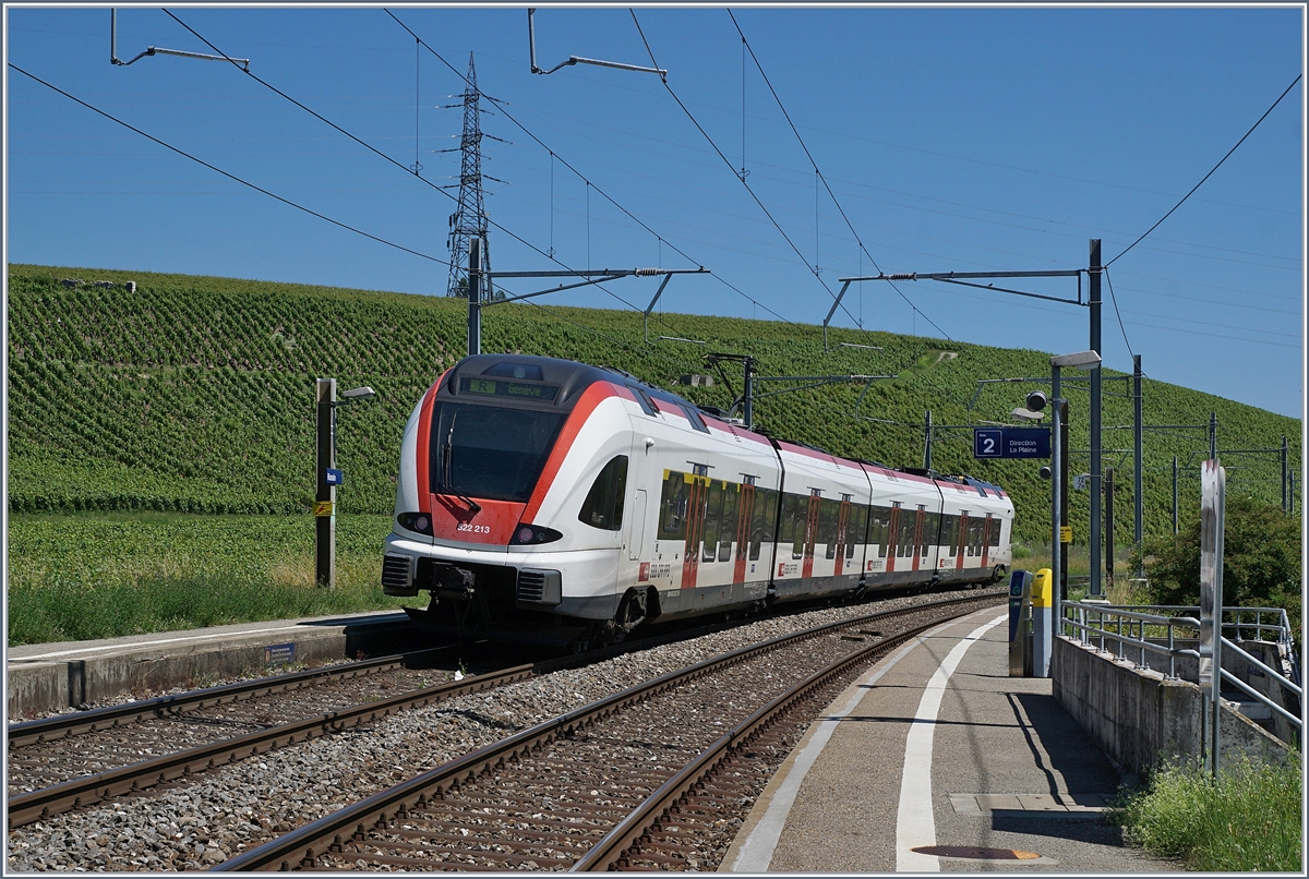 Der SBB RABe 522 213 als Regionalzug von La Plaine nach Genève verlässt Russin. 

19. Juni 2018