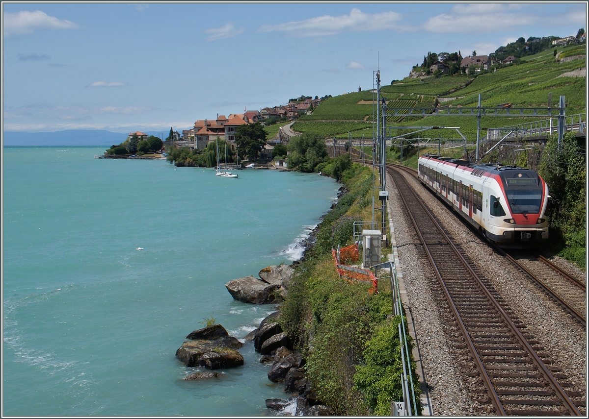 Der SBB RABe 523 021 als S 1 zwischen Riavz und St.Saphorin.
8. Juli 2015
