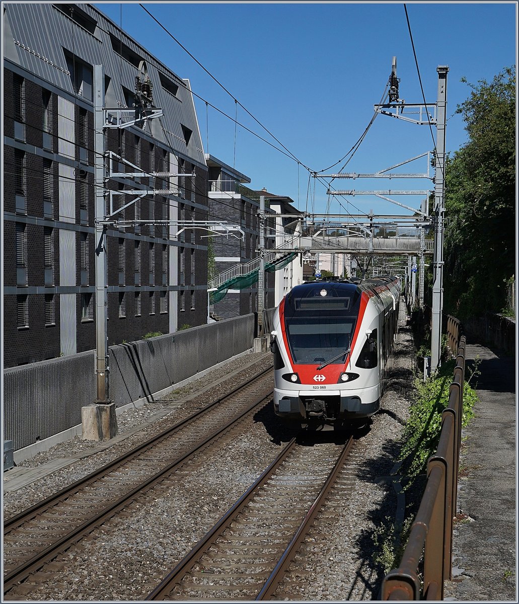 Der SBB RABe 523 und ein weiter unterwegs nach Villeneuve erreichen in Kürze Montreux.

4. Mai 2020
