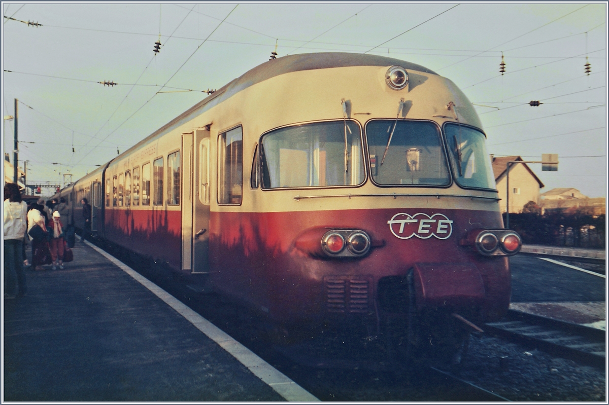 Der SBB RAe TEE II ist als IC 422 von Bern in Frasne eingetroffen, wo die Reisenden in den TGV 22 nach Paris umsteigen. 

5. Feb 1985