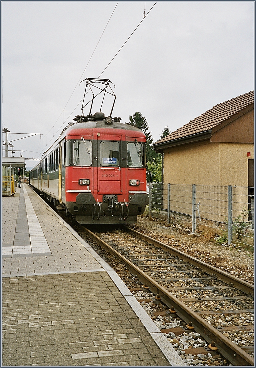 Der SBB RBe 540 025-4 ist als S29 von Winterthur kommend an seinem Ziel Stein am Rhein angekommen. 


12. Juli 2004 