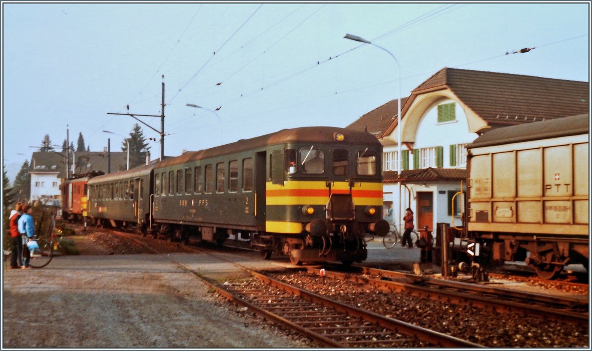 Der schiebende SBB De 4/4 1667 erreicht mit seinem Regionalzug 6110 von Beromünster nach Beinwil am See im Bahnhof von Menziken SBB. 

15. Mai 1984