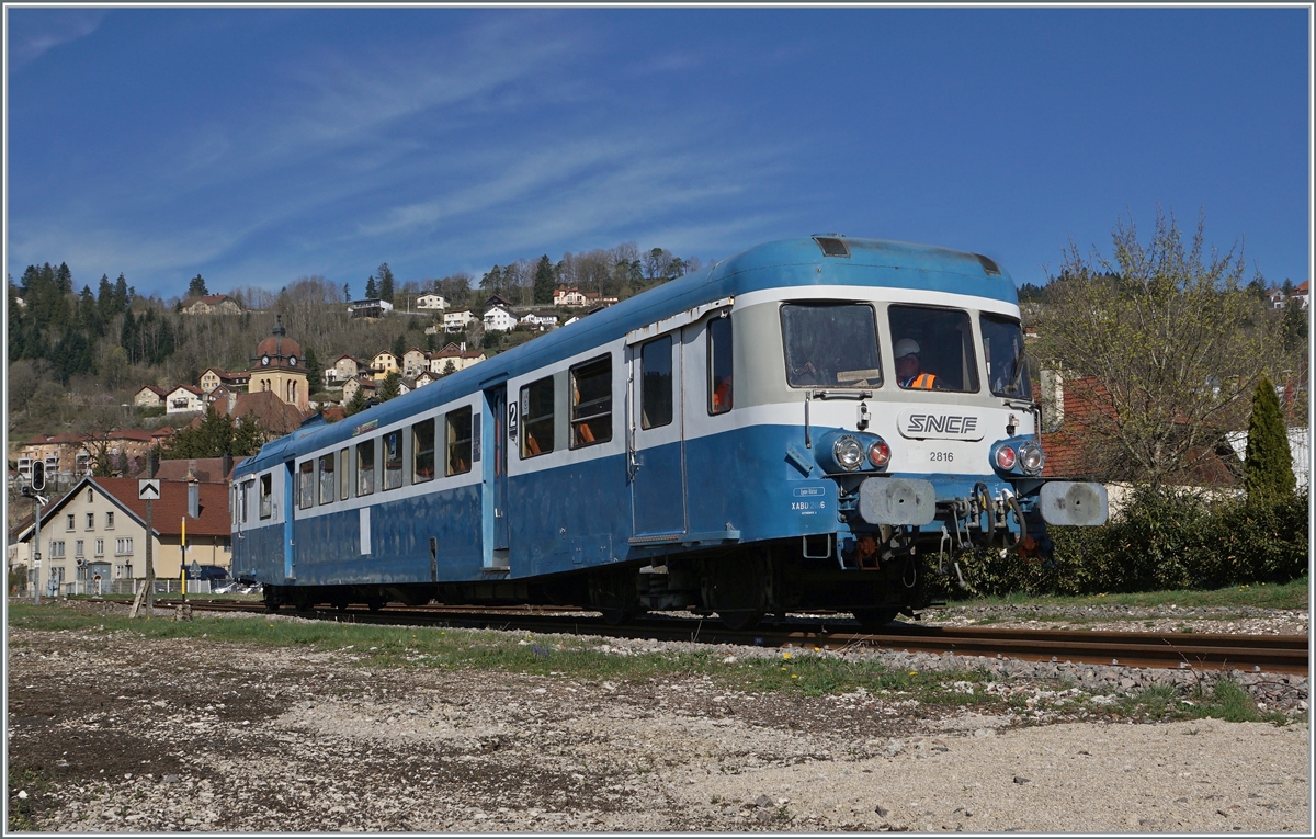 Der SNCF X 2816 rangiet in Morteau. Die Dieseltriebzüge X 2800 wurden ab 1957 bei Decauville (X 2801 - X 2816) sowie bei Renault (X 2817 - X 2919) gebaut, also insgesamt 119 Stück. Die letzten X 2800 verkehrten noch bis 2009 im regulären Verkehr. Der hier zu sehende X ABD 2816 gehört der  Assosiation l'autrail X2800 du Haut Doubs  und ist im Rahmen einer Ostersonderfahrt in Morteau beim Rangieren zu sehen. (Standpunkt: am Zaun, auf dem Parkplatz beim Bahnhof) 

16. April 2022