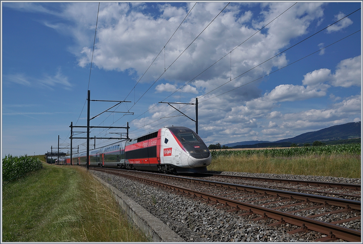 Der TGV Lyria 9261 (Triebzug 4721) auf der Fahrt von Paris Gare de Lyon nach Lausanne hat bei Arnex sein Ziel schon fast erreicht.

14. Juli 2020