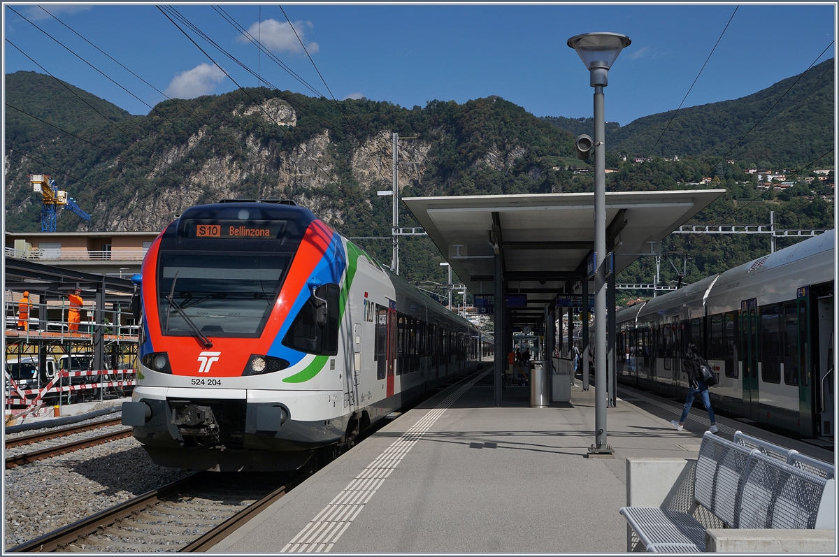 Der TILO RABe 524 204 in der damals noch ganz neune Farbgebung in Mendrisio. 

25. Sept. 2019