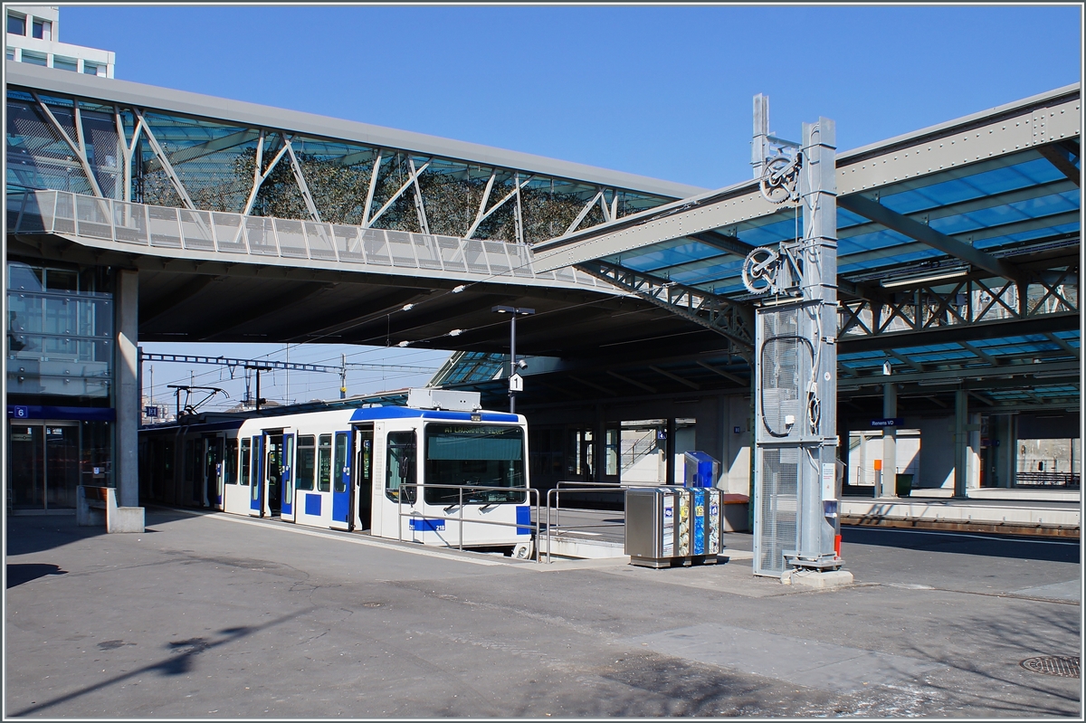 Der TL Be 4/6 218 (Be 558 218-1) und der nicht zu sehende Bem 4/6 207 (Bem 558 207-7) sind in Renens VD eingetroffen, wo zumindest der Abspannmast der Gleichstromfahrleitung im modernen Umfeld noch einen Hauch Nostalgie verbreitet.

10. März 2022