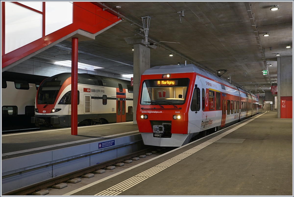 Der TMR Region Alpes RABe 525 039 wartet in Le Châble auf die baldige Abfahrt nach Martigny. 

9. Februar 2020