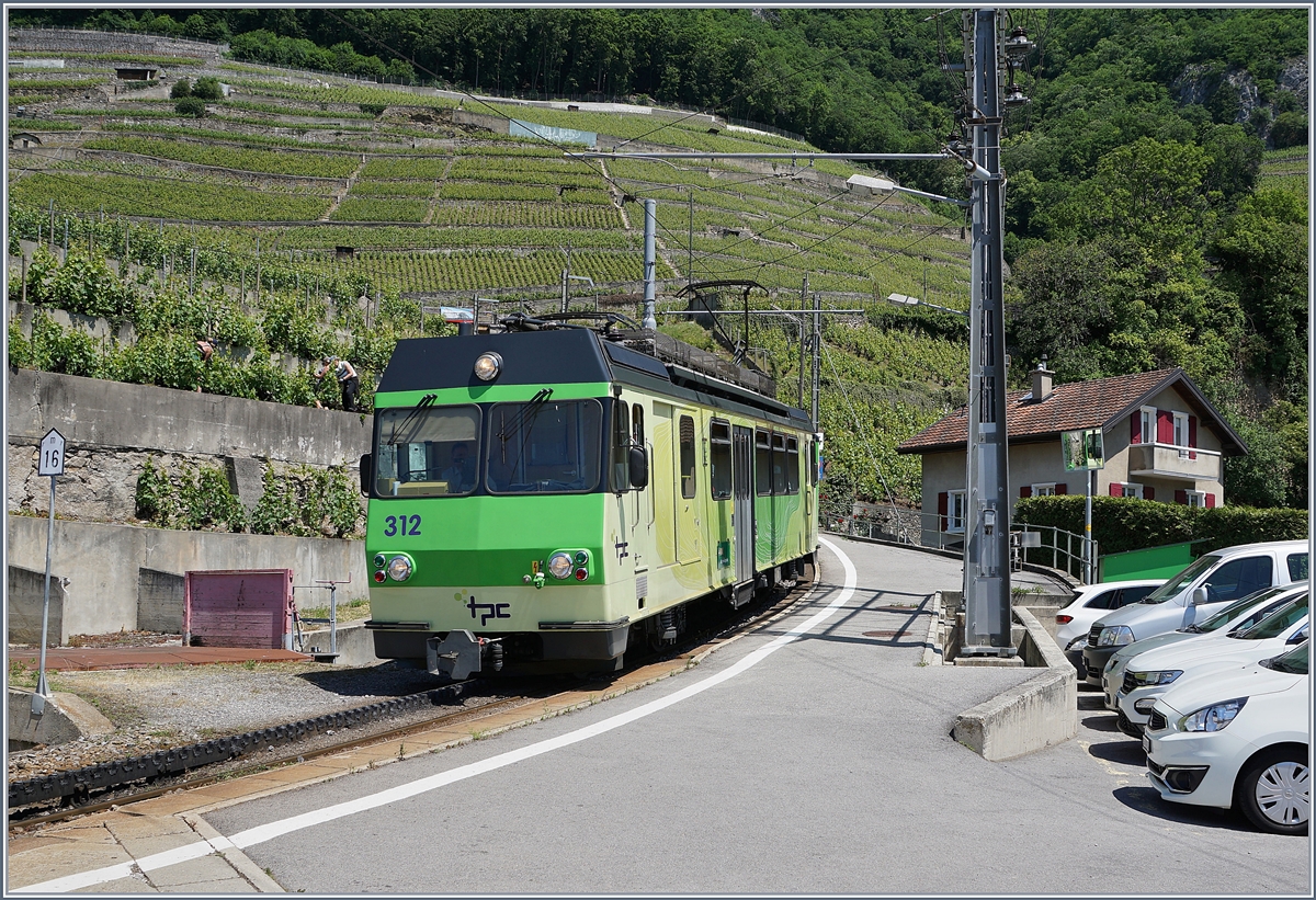 Der TPC A-L BDeh 4/4 312 erreicht den Halt Aigle Dépôt A-L, nach dem Halt fährt der Zug weiter etwa 100 Meter weiter Richtung Dépot um dort nach dem Fahrtrichtungswechsel zum Bahnhof von Aigle weiter zu fahren. 

29. Mai 2020
