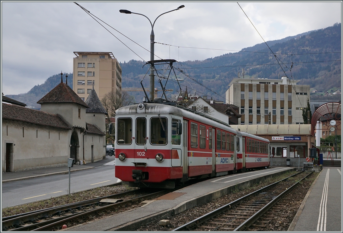 Der TPC AOMC Be 4/4 102 mit Bt (beide ex Birisgtalbahn) wurden mangels Zahnrad bei der AOMC zwischen Aigle und Monthey Ville eingesetzt. 

Das Bild entstand in Monthey Ville am 7. April 2016