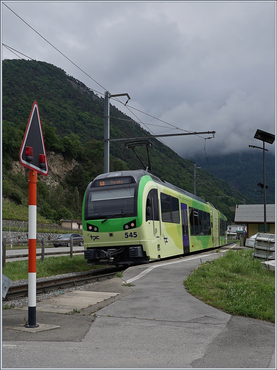 Der TPC (ASD AOMC) Beh 2/6 545 ist als Regionalzug von Aigle nach Champéry unterwegs und macht einen Halt auf Verlangen bei der kleinen Haltestelle St-Triphon-Village. 

14. Mai 2020
