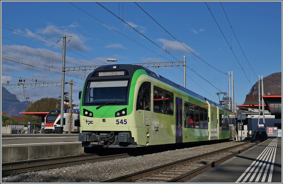 Der TPC Beh 2/6 545  La Dent Jaune  in Aigle. Die sieben Beh 2/6 Triebzüge sind nach den seiben Gipfeln der Dents des Midi benannt, hier die Liste:  

Beh 2/6 541 -  Cimé de l'Est  

Beh 2/6 542 -  La Forteresse  

Beh 2/6 543 -  La Cathédrale  

Beh 2/6 544 -  L'Eperon 

Beh 2/6 545 -  La Dent Jaune 

Beh 2/6 546 -  Les Doigts 

Beh 2/6 547 -  La Haute Cime 

5. November 2021