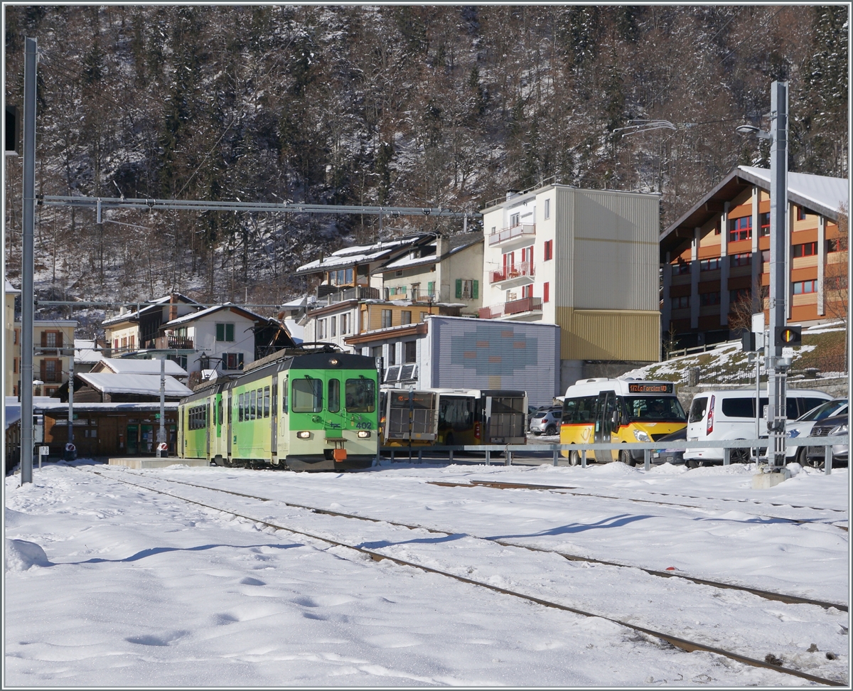 Der TPC Beh 4/8 591 nach Aigle hat Le Sépey bereits verlassen. Der Gegenzug hingegen, bestehend aus den beiden BDe 4/4 401 und 402 wartet auf die baldige Weiterfahrt nach Les Diablerets. 

11. Januar 2021