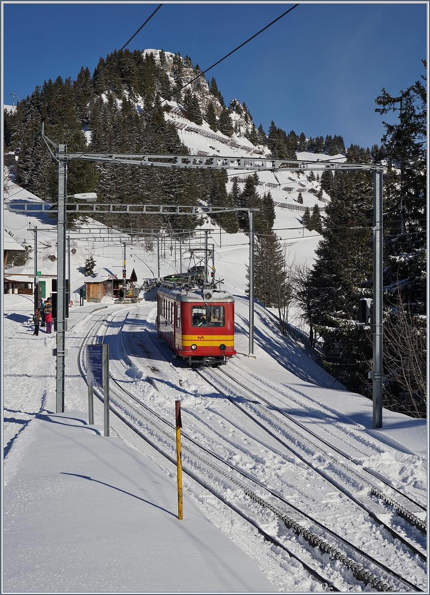 Der TPC BVB BDeh 2/4 25 beim Kreuzungshalt in der Station Bouquetins.


12. März 2019