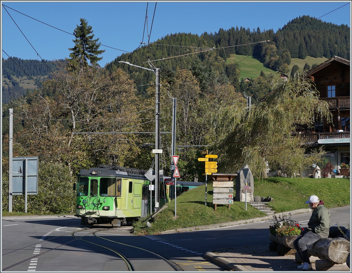 Der TPC BVB BDeh 4/4 81 erreicht den Bahnhof La Barboleuse, der sich auf der Strasse befindet. 

11. Okt. 2021
