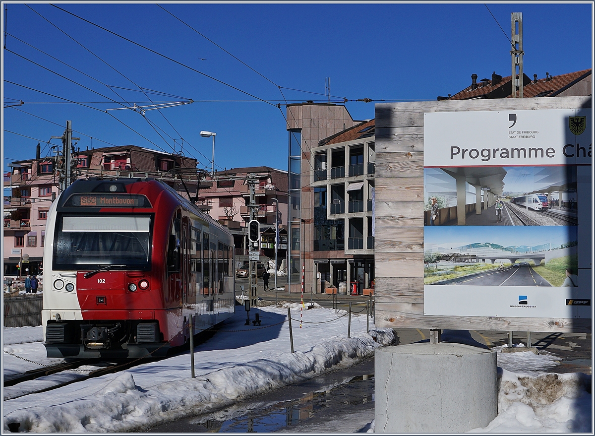 Der TPF ABe 2/4 102  SudExpress  verlässt den Bahnhof von Châtel St-Denis, während das Plakat rechts im Bild einen nicht ganz stimmigen Blick in nahe Zukunft erlaubt: Ein TPF RABe 526 beim Halt in neuen Bahnhof von Châtel St-Denis. Dieser kommt etwa eine halben Kilometer nord westlich vom alten zu stehen, und der Richtungswechsel wird entfallen. 

16. Feb. 2019
