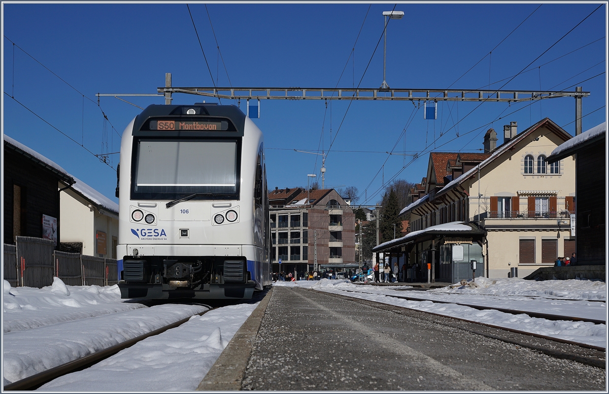 Der TPF ABe 2/4 106 (mit B und Be 2/4 106) wendet in Chatel St-Denis für die Weiterfahrt nach Montbovon.

15. Feb. 2019
