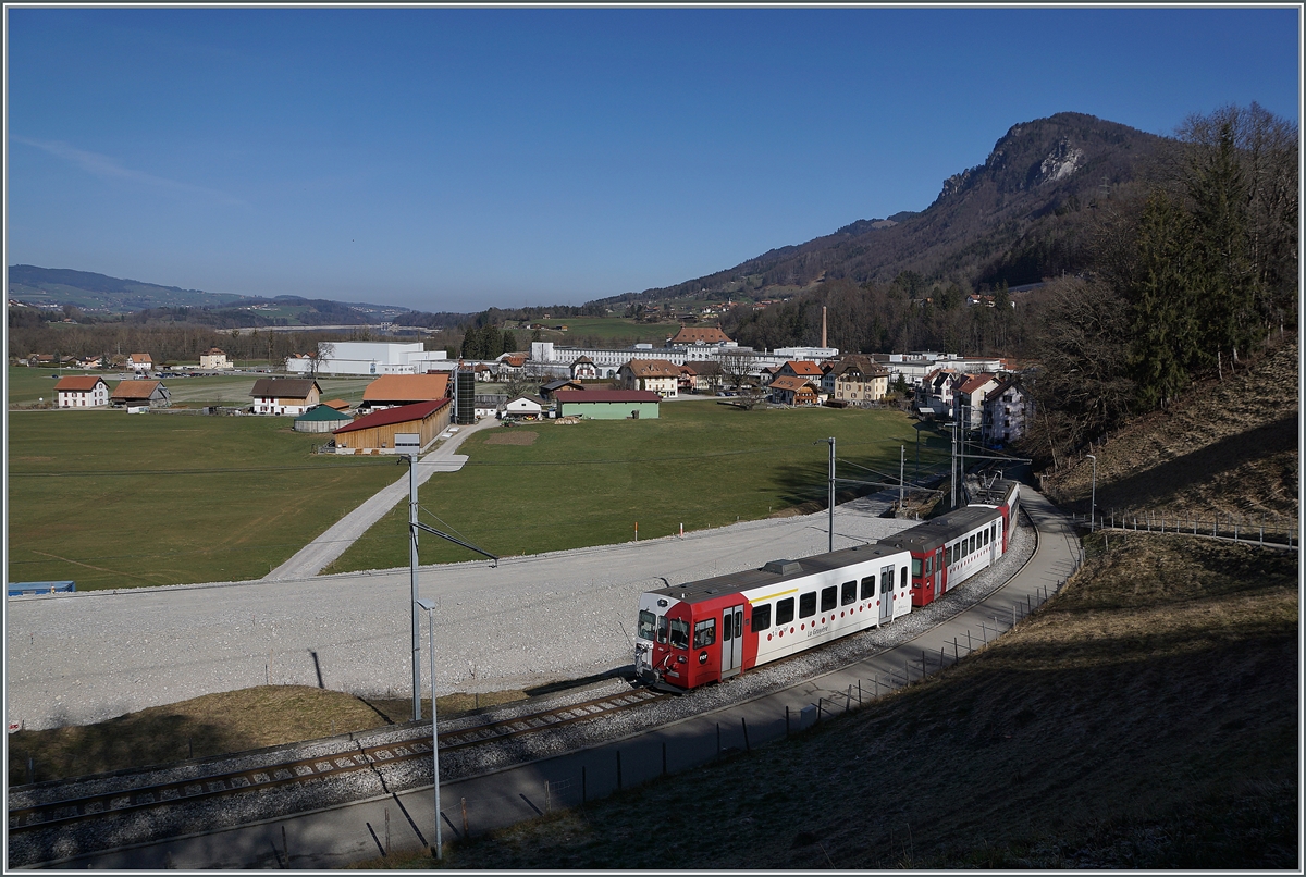 Der TPF Be 4/4 124 mit dem Bt 224 und dem ABt 223 sind als S60 14960 von Bulle auf dem Weg nach Broc-Fabrique und an dieser Stelle schon fast am Ziel der Reise. Die Schmalspurzüge werden bald durch Normalspurzüge aus Bern oder Fribourg abgelöst, im Bild sind schon Geländearbeiten für die Umspurarbeiten erkennbar. 

2. März 2021