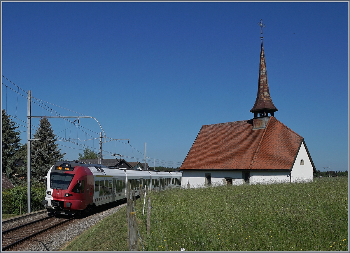 Der TPF FLIRT RABe 527 192 auf dem Weg nach Bulle bei der Kapelle von Vaulruz. 

19. Mai 2020